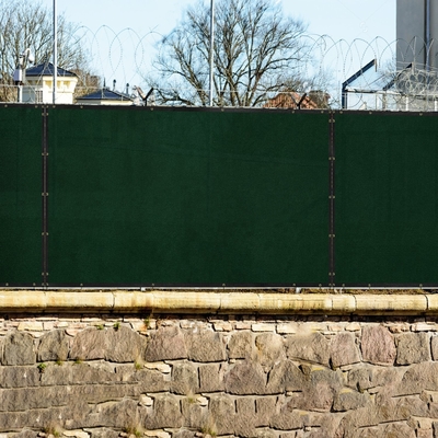 La segretezza dell'ombra del balcone dell'appartamento scherma verde di beige dell'HDPE tricottato