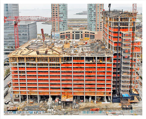 Il reticolato arancio dei detriti dell'impalcatura rende incombustibile